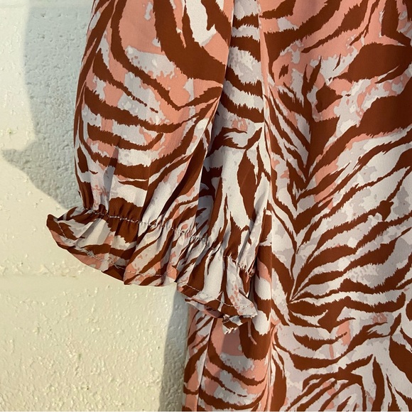 Entro Animal Print Puff Sleeve Top Size M - Picture 3 of 5